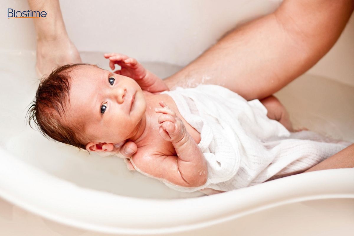 Bật mí 7 mẹo chăm sóc trẻ sơ sinh mùa đông để tránh bị ốm vặt 6 Sau khi tắm cho trẻ, cần lau khô và giữ ấm ngay