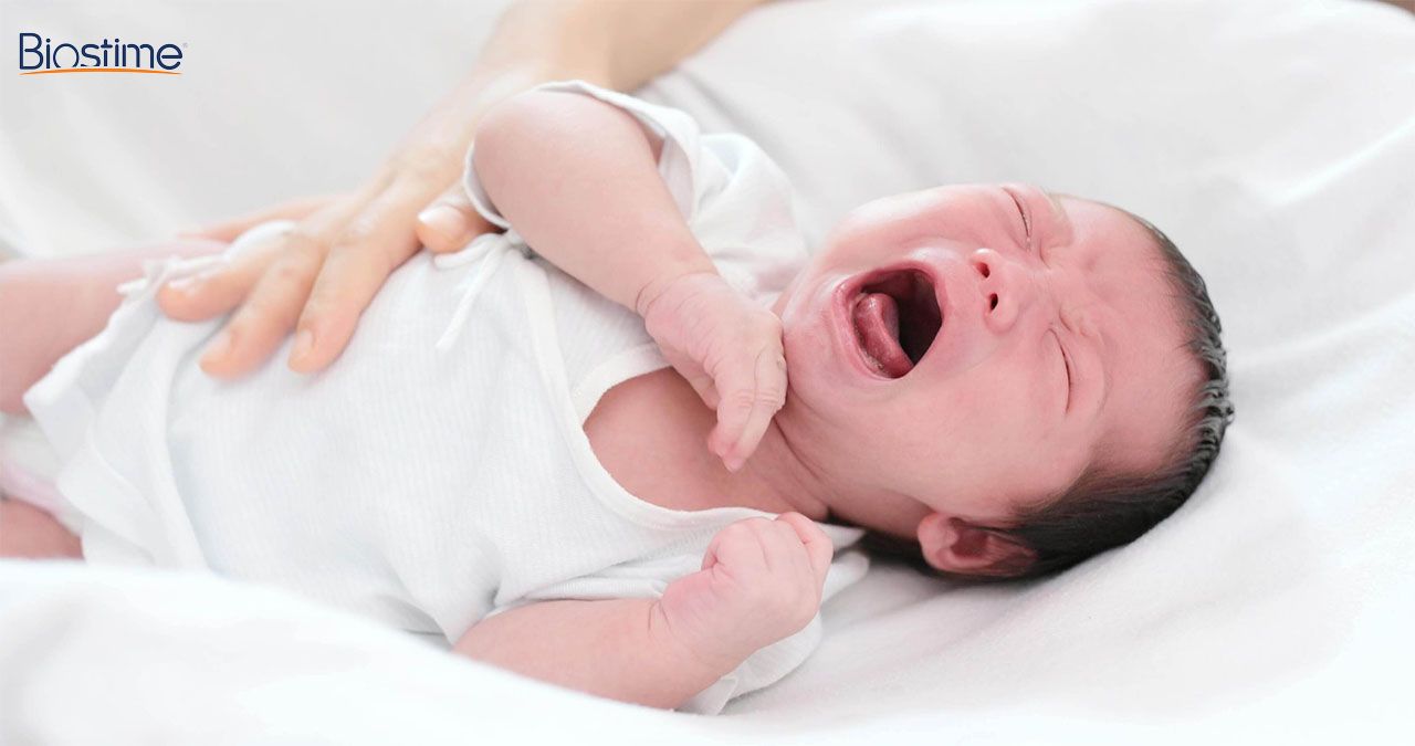 Tư vấn các giải pháp hữu hiệu cho mẹ khi trẻ sơ sinh gắt bú 4 Mẹ cho bú trẻ không đúng cách cũng là một nguyên nhân khiến trẻ gắt bú