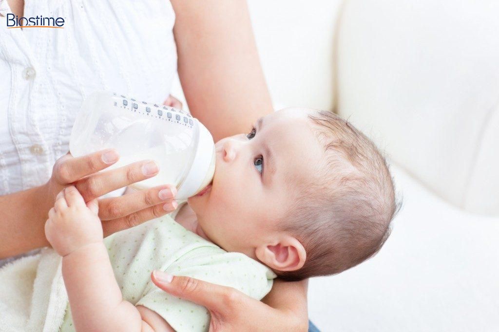 Tư vấn các giải pháp hữu hiệu cho mẹ khi trẻ sơ sinh gắt bú 5 Cho trẻ bú đúng cách để tránh tình trạng gắt bú