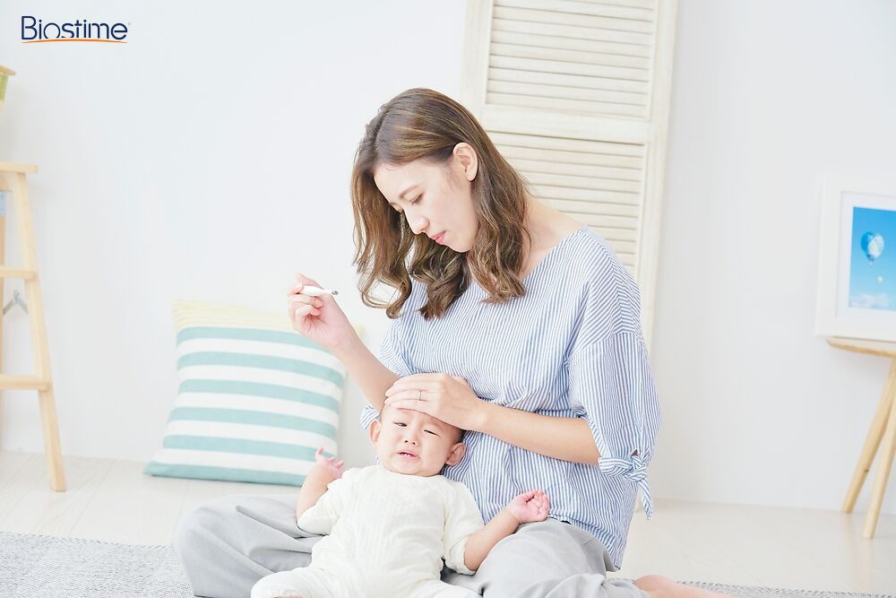 Cha mẹ cần tìm cách hạ sốt cho trẻ nếu bé đồng thời bị ho và sốt