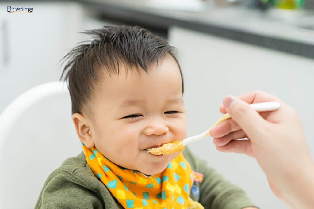 Bé ăn dặm bằng cháp cá chép