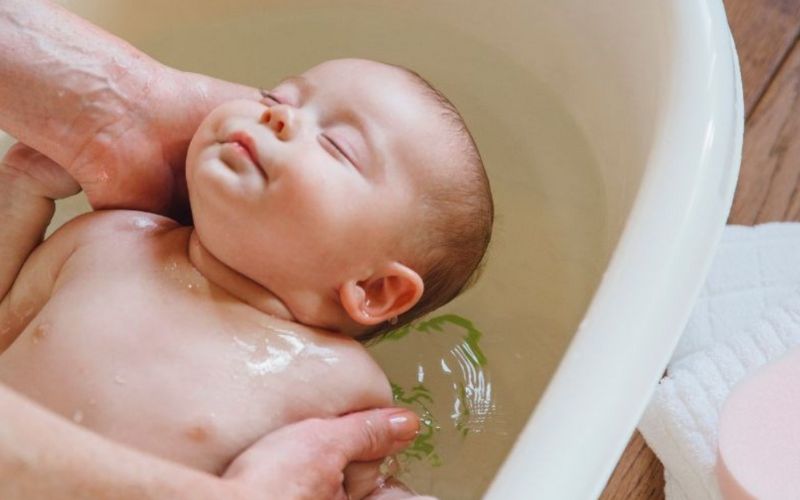 Trẻ sơ sinh ăn xong bao lâu thì tắm để đảm bảo an toàn? 8 trẻ sơ sinh ăn xon bao lâu thì tắm
