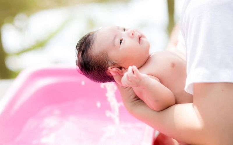 Trẻ sơ sinh ăn xong bao lâu thì tắm để đảm bảo an toàn? 6 trẻ sơ sinh ăn xon bao lâu thì tắm