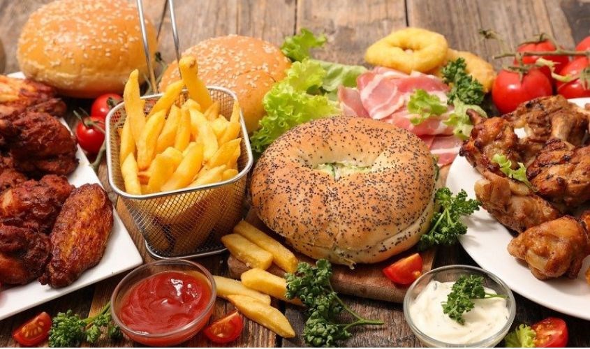 Calo rỗng là gì? Điều bạn cần biết để có chế độ ăn lành mạnh 4 Cần hạn chế các món ăn không lành mạnh trong bữa ăn