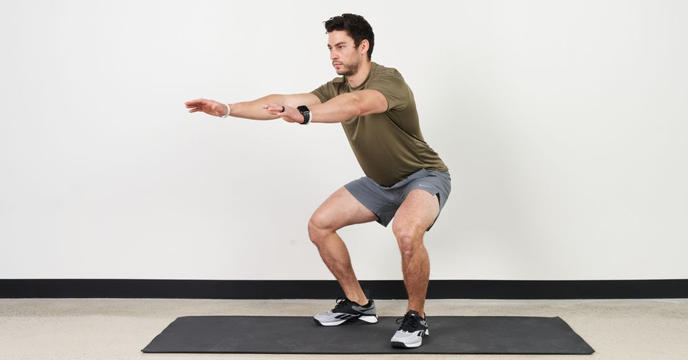 Tổng hợp các bài tập giúp tăng cơ mông tại nhà hiệu quả 10 Squat tác động trực tiếp đến cơ vùng mông