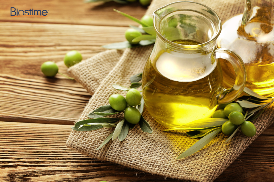 Ăn gì để tăng cholesterol tốt một cách tự nhiên và an toàn? 15 Dầu oliu cũng là nguồn cung cấp vitamin E, chất chống oxy hóa quan trọng cho tim mạch.