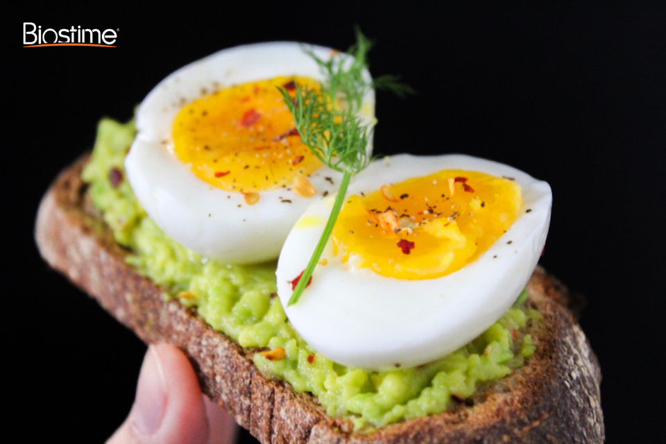 Ăn gì để tăng cholesterol tốt một cách tự nhiên và an toàn? 19 Trứng cũng giàu các dưỡng chất quan trọng cho tim mạch và não bộ như vitamin D, B12 và lutein