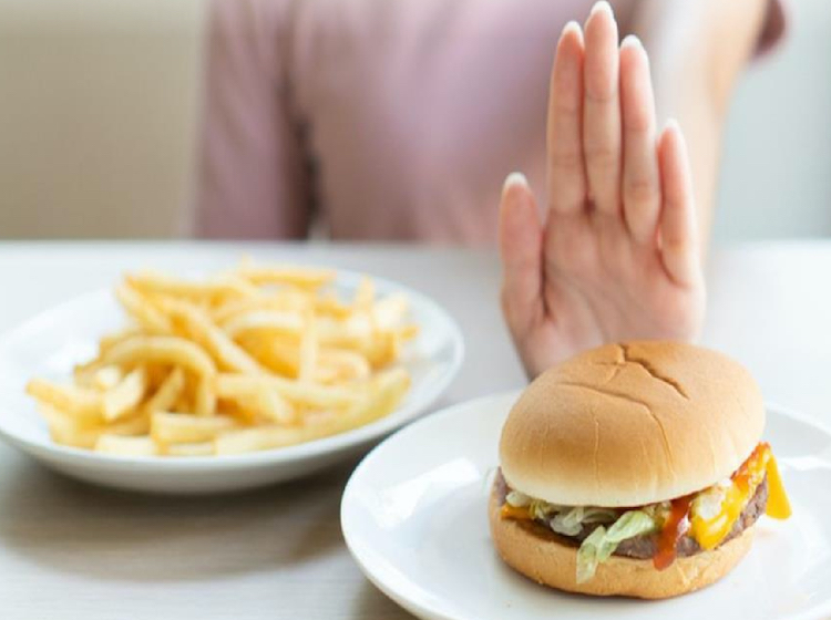 Hướng dẫn về chế độ ăn low carb cho nữ khoa học 7 Tránh các thực phẩm chế biến sẵn khi thực hiện chế độ ăn low carb