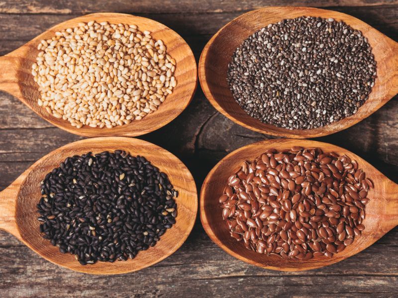 Omega 3 là chất béo gì? Cách bổ sung hiệu quả vào khẩu phần ăn 9 Thực phẩm giàu omega 3 từ thực vật gồm hạt chia hạt lanh óc chó và dầu thực vật giàu ALA