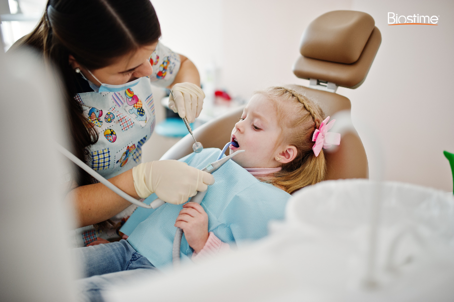 Bé bị đau răng do đâu và mẹo giảm đau hiệu quả cha mẹ cần biết 7 Ngay cả khi trẻ không có dấu hiệu đau răng rõ ràng, việc thăm khám nha sĩ định kỳ là rất cần thiết