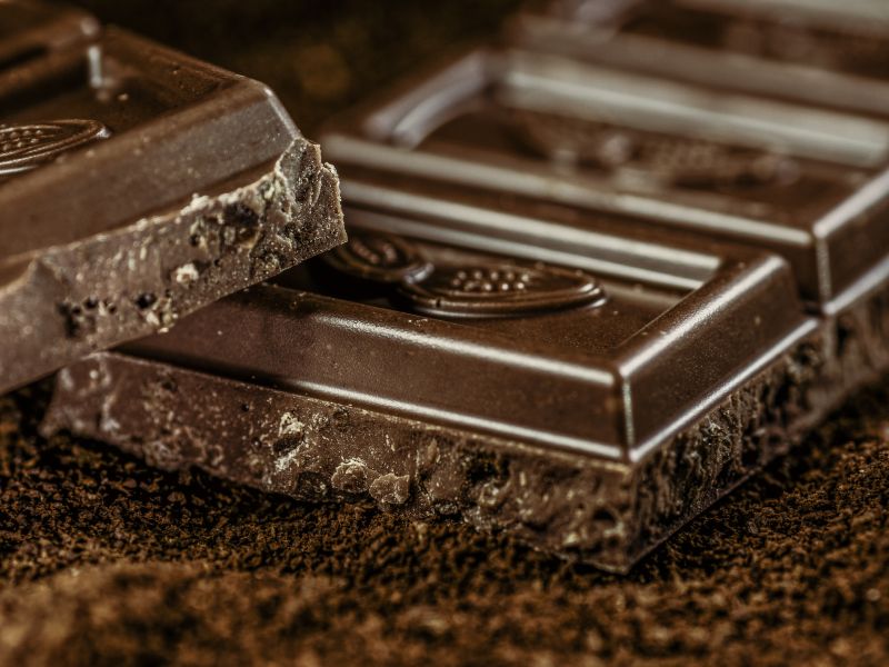 Top 10 loại thực phẩm giàu chất béo lành mạnh tốt cho sức khỏe 25 Socola đen từ 70% cacao trở lên giàu chất béo tốt và chất chống oxy hóa