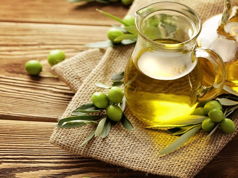 Top 10 loại thực phẩm giàu chất béo lành mạnh tốt cho sức khỏe 17 Dầu ô liu nguyên chất giúp bảo vệ tim mạch