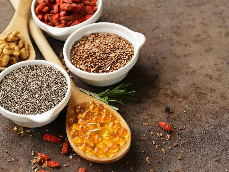 Top 10 loại thực phẩm giàu chất béo lành mạnh tốt cho sức khỏe 18 Hạt óc chó, hạnh nhân giàu omega-3, tốt cho tim và não bộ