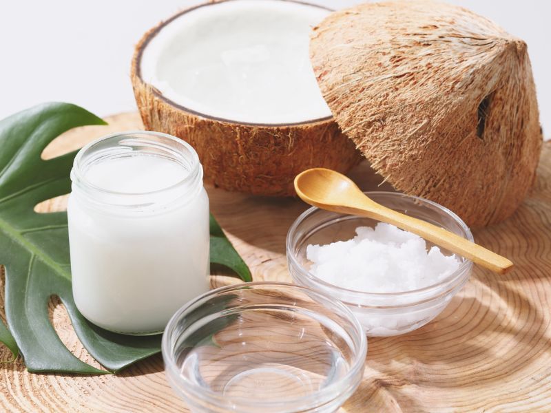 Top 10 loại thực phẩm giàu chất béo lành mạnh tốt cho sức khỏe 20 Dầu dừa chứa MCTs, giúp chuyển hóa năng lượng nhanh và tốt cho tiêu hóa
