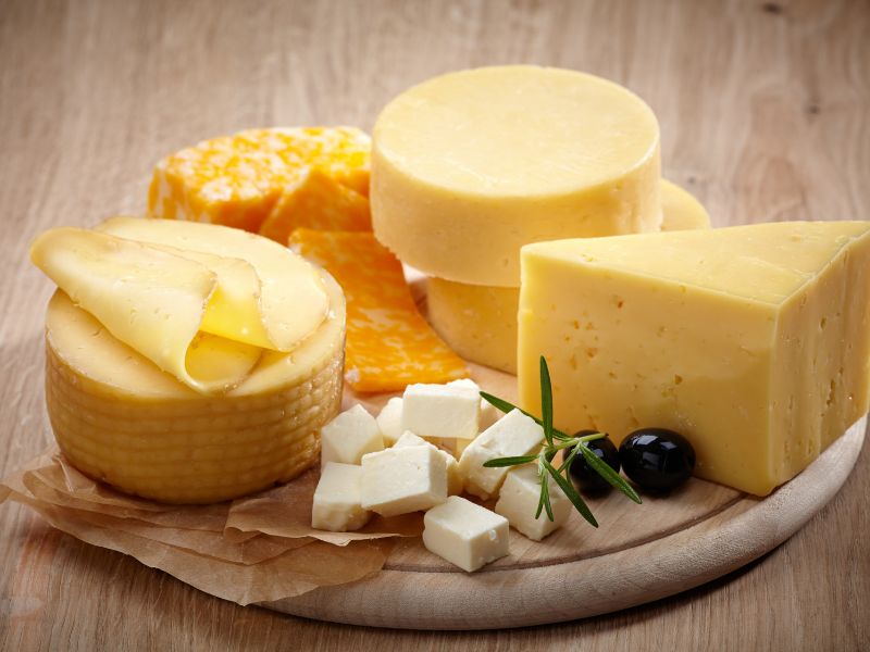 Top 10 loại thực phẩm giàu chất béo lành mạnh tốt cho sức khỏe 22 Phô mai cung cấp chất béo, canxi và vitamin K2 giúp xương chắc khỏe