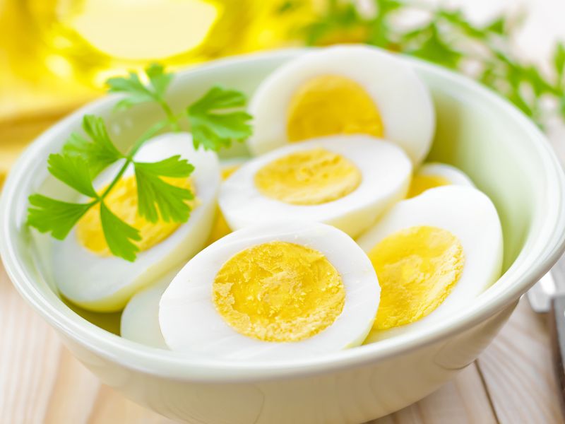 Top 10 loại thực phẩm giàu chất béo lành mạnh tốt cho sức khỏe 23 Trứng giàu chất béo tốt và choline, dưỡng chất thiết yếu cho não và gan